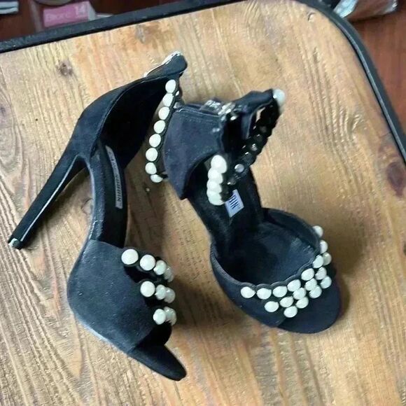 Black and Pearl Cape Robbin suede heels - Picture 5 of 9